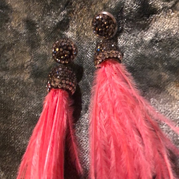 NWOT flamingo pink feather and gunmetal earrings - Picture 2 of 4